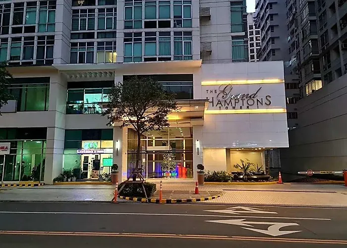 Big 2br Near Burgos Circle,st Lukes -p Hamptons T1 호텔 마닐라